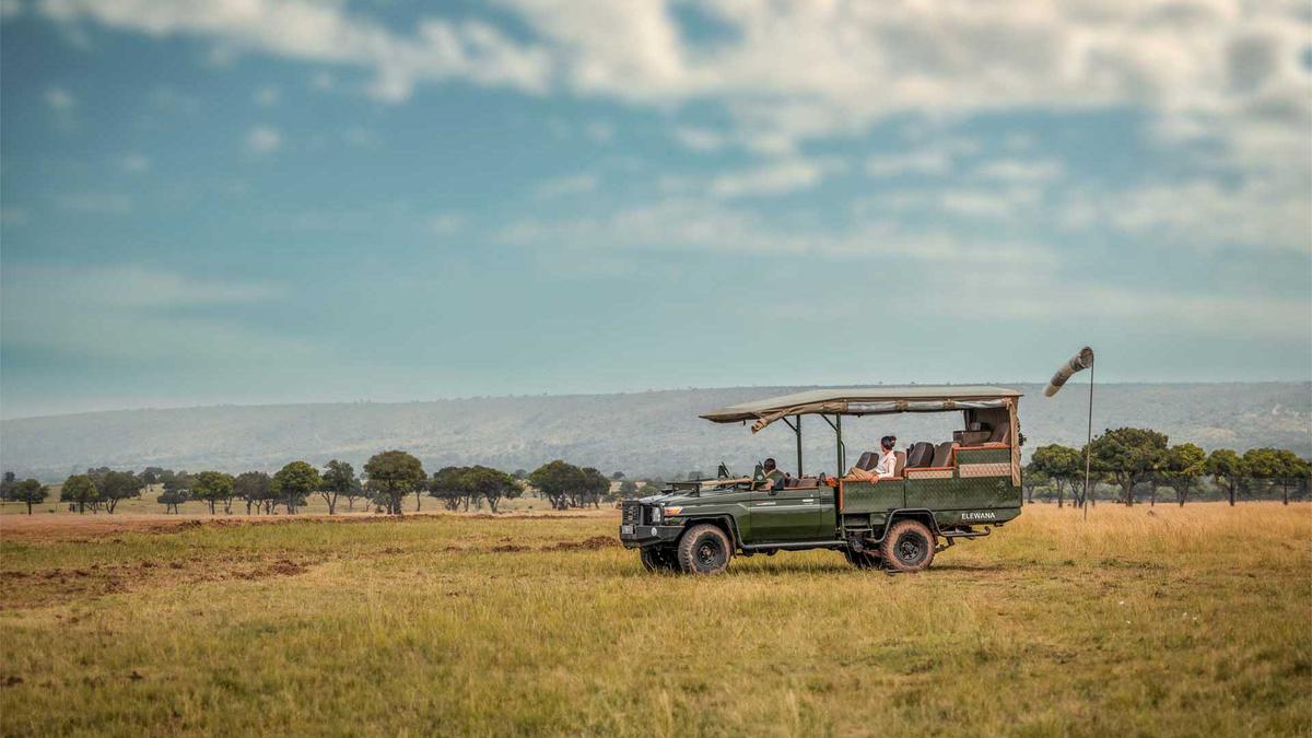 Sky-Safari-Plane-Elewana-Car